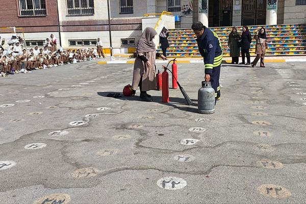 حضور آتش‌نشانان و برپایی نمایشگاه نقاشی در مدرسه حدیث به مناسبت روز آتش‌نشانی