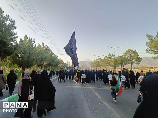 مشقِ عشق با پاهای کوچک روایت زائران خردسال کاشمر