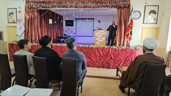 آیین گرامیداشت روز دانش‌آموز با حضور مسئولان منطقه ۱۳ در دبیرستان طلیعه شاهد
