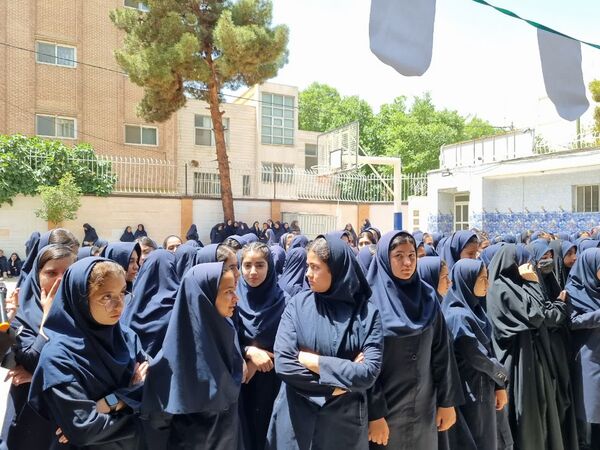 پرچم گردانی حرم مطهر امام رضا (ع) در دبیرستان دخترانه خدیجه کبری (س) ناحیه۴ اصفهان