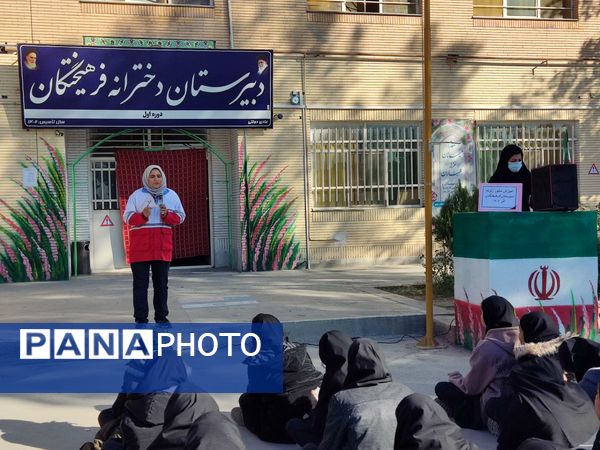 اجرای مانور زلزله  در دبیرستان دخترانه فرهیختگان