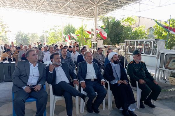 گلباران قبور مطهر شهدا به مناسبت هفته دفاع مقدس در شهرستان زرقان