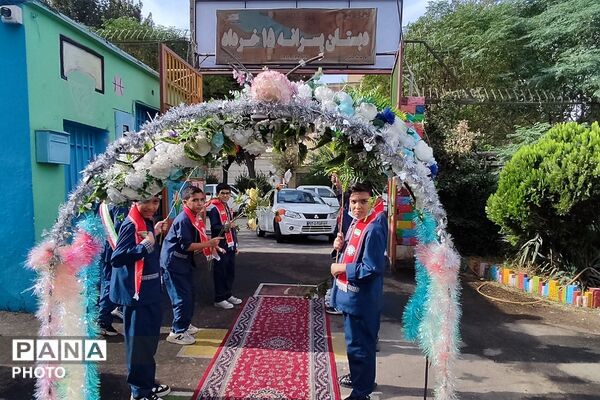 حضور مسئولان ناحیه دو شهرری در مراسم جشن عاطفه‌های دبستان پانزده خرداد 
