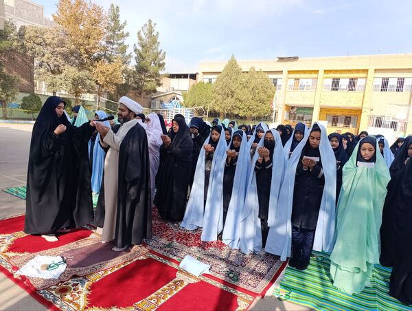 اقامه نماز باران در مدرسه شاهد قدسیان