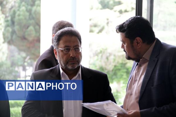 تجلیل از معلمان نمونه منطقه ۱۴ به مناسبت هفته گرامیداشت مقام معلم