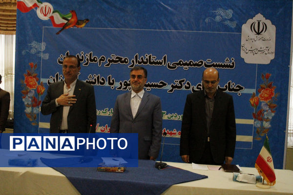 نشست صمیمانه استاندار مازندران با دانش‌آموزان