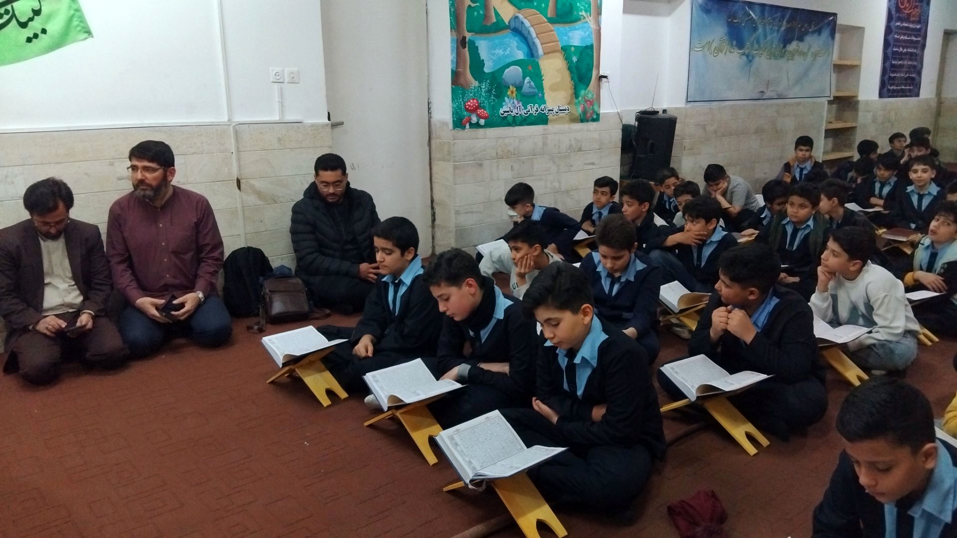 محفل انس با قرآن‌کریم و سفره افطاری در دبستان پسرانه آل‌یاسین شهرستان محلات