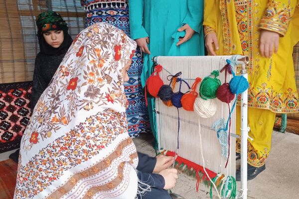 نمایشگاه آثار هنری دانش آموزان دبیرستان امام علی(ع) شهرستان ورامین