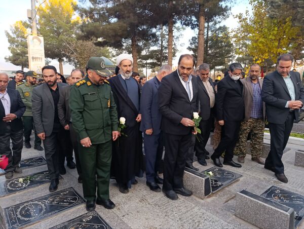 غبارروبی و عطرافشانی گلزار مطهر شهدا در نیشابور 