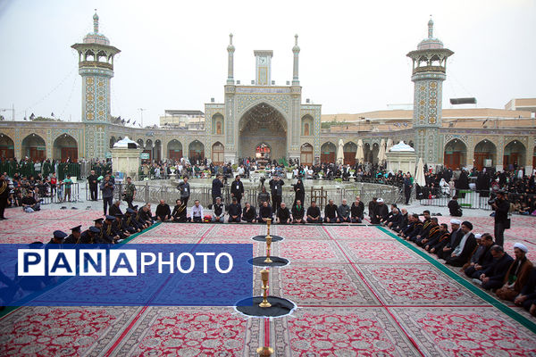 اهتزاز پرچم عزای سیدالشهدا(ع) بر فراز گنبد حرم حضرت معصومه(س)