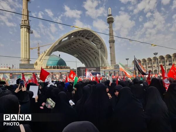 حضور میلیونی مردم در مراسم بدرقه‌ امام شهید