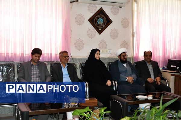 حضور امام جمعه، فرماندار و مدیر آموزش پرورش مه ولات در مدارس شهرستان