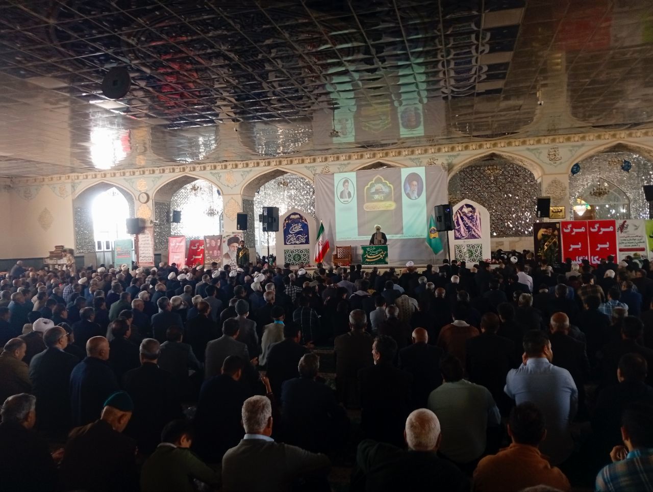 نماز جمعه این هفته شهرستان کاشمر همزمان با روز قدس برگزار شد 