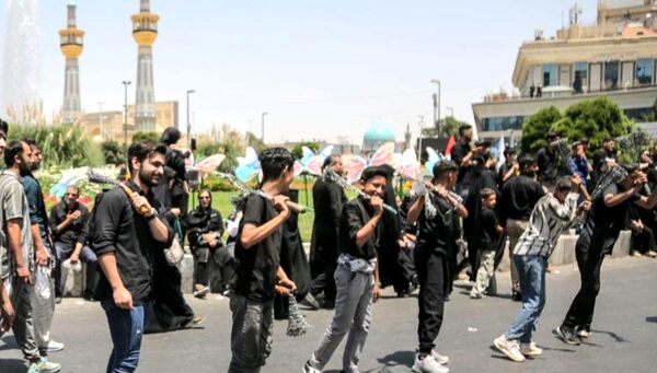 رود اشک و عشق در مسیر حرم همزمان با شکوه عزاداری هیئات‌ در خیابان‌های مشهد