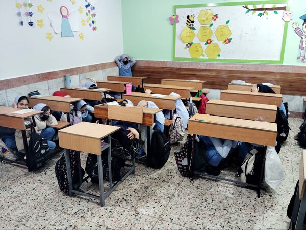 مانور زلزله در دبستان هیأت امنایی دخترانه بهار دانش 