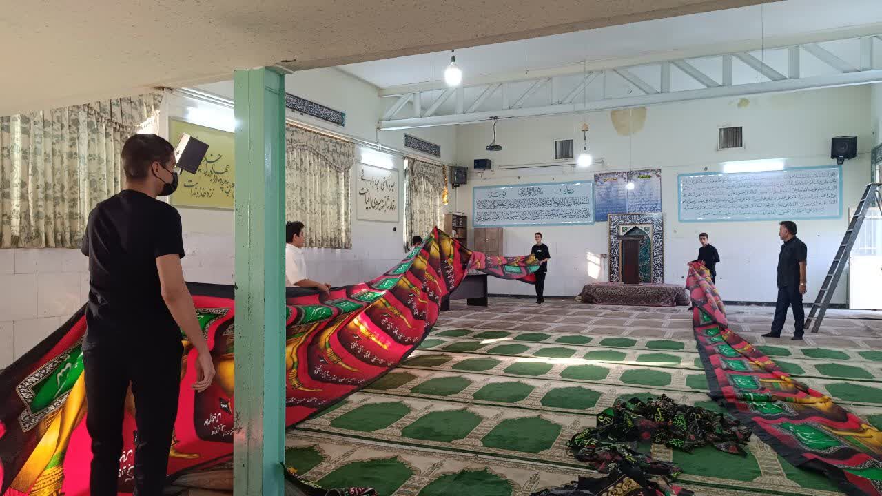 نمازخانه مدرسه دکتر حسابی ۲، سیاه‌پوش بانوی دو عالم 