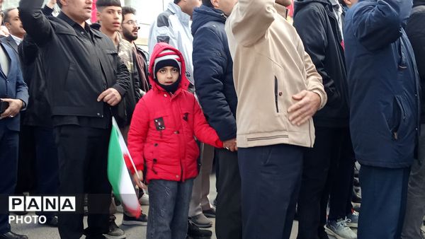 خروش مردم چهارمحال و‌بختیاری در میدان انقلاب شهرکرد