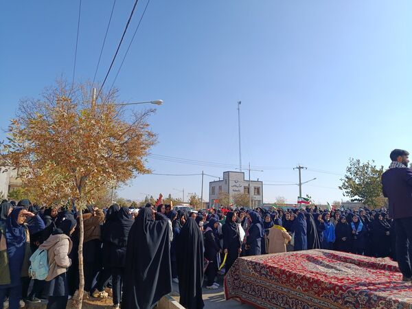 حضور دانش آموزان و آحاد مردم شریف منطقه رضویه در راهپیمایی 13آبان