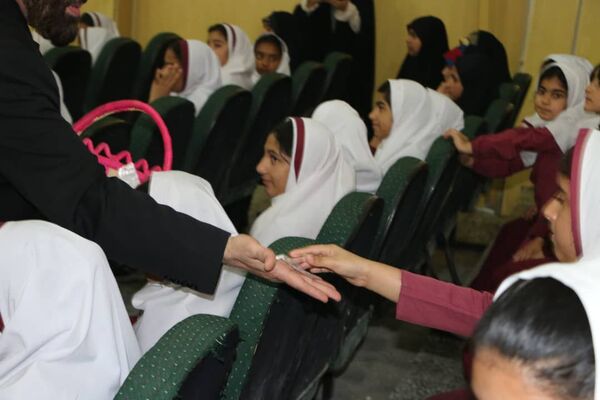 ۴۰۰ نفر از دختران پیشتاز بندرخمیر، پرچم امام مهربانی را به آغوش کشیدند