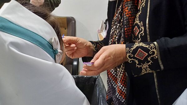 اجرای طرح وارنیش فلوراید در دبستان لطیفه 