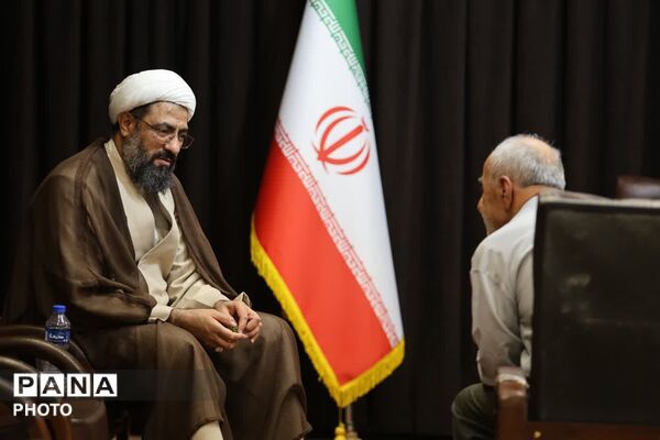  ملاقات مردمی با نماینده ولی فقیه در استان همدان 