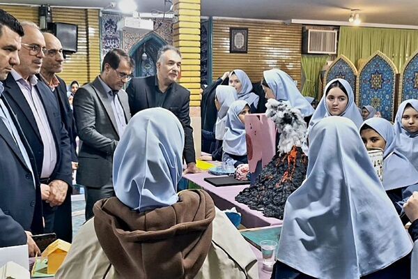 نمایشگاه پژوهش به مناسبت هفته پژوهش در دبستان حکمت نبوی ناحیه دو شهرری 