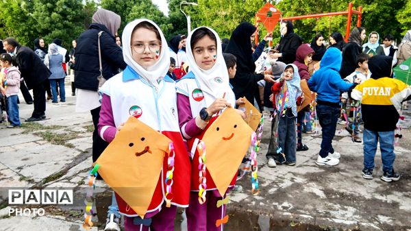 آسمانِ پارک فرهنگیان بناب زیر باران بادبادک‌های رنگی