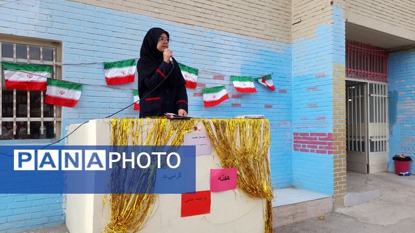 انجام حرکات ورزشی و نمادین به‌مناسبت هفته تربیت‌بدنی توسط ورزشکاران نوجوان اسلامشهر