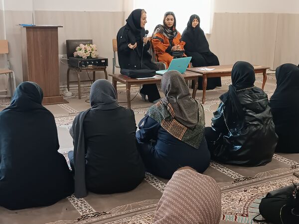برگزاری کلاس آموزشی با محوریت هویت یابی در دبیرستان دخترانه نور اردبیل