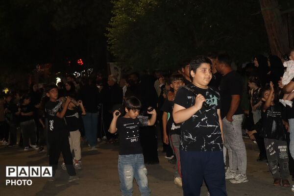 هیئت سینه‌زنی و زنجیرزنی در مسجد جامع نیشابور در شب عاشورا