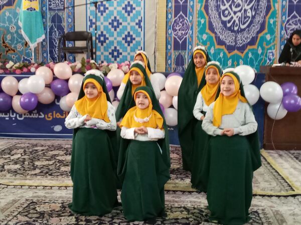 دکلمه‌خوانی دانش‌آموزان در مقابل مادران شهرستان قدس به‌مناسبت روز مادر