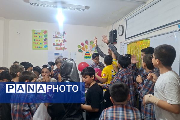 معلم مشعل دانش و چراغ هدایت است