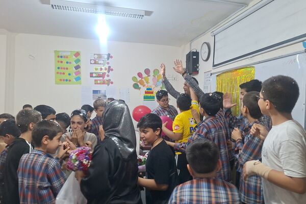 معلم مشعل دانش و چراغ هدایت است