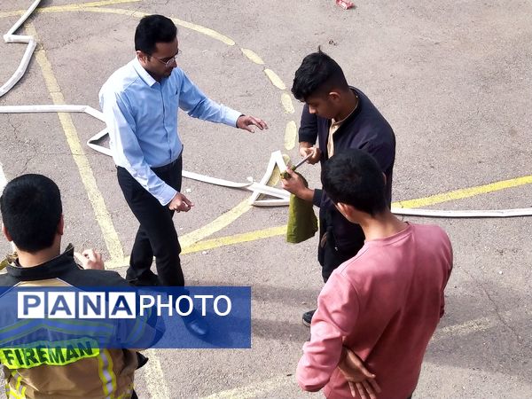حضور آتش‌نشانان در دبیرستان میثاق کاشمر