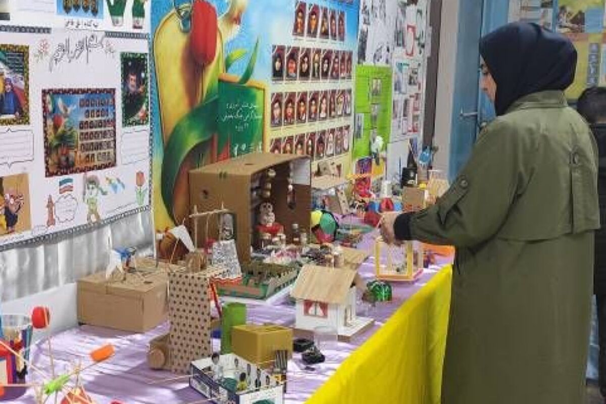 برپایی نمایشگاه دستاوردهای خلاقانه و نقاشی همگانی در دبستان شهید چمران ناحیه دو شهرری 