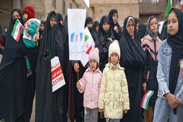حضور کودکان و دانش آموزان در راهپیمایی یوم‌الله ۲۲بهمن در شهر بار نیشابور