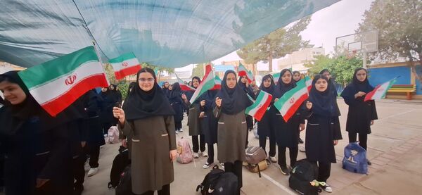 آیین بازگشایی مدارس و استقبال از دانش آموزان در دبیرستان فرزانگان دوره ی اول