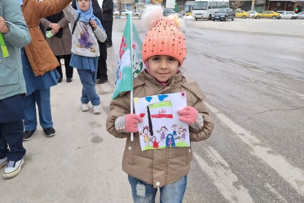دانش‌آموزان دالاهو در راهپیمایی ۲۲ بهمن غوغا کردند