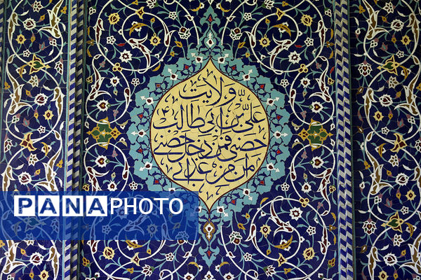جلوه‌های چشم‌نواز کاشیکاری نام «علی» بر در و دیوار حرم حضرت معصومه(س)
