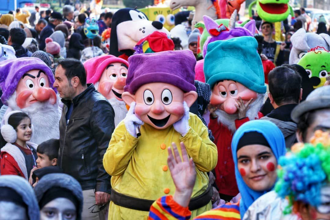 همدان غرق در شادی با شادپیمایی ۱۲۰ عروسک در جشنواره بین‌المللی تئاتر کودک و نوجوان