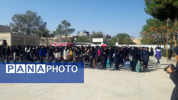 هفته پدافند غیر عامل در دبیرستان دخترانه حضرت زینب (س)کاشمر