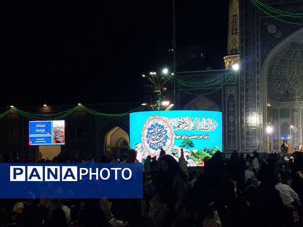 شکوه و سرور در بارگاه منور رضوی در شب ولادت پیامبر اعظم(ص)