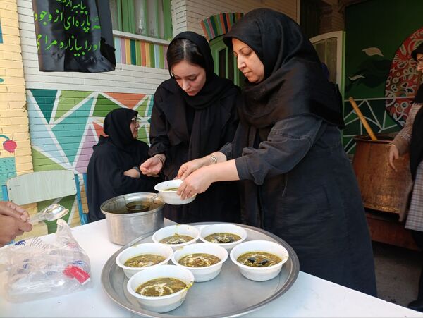 طنین همدلی در دهه فاطمیه، توزیع آش نذری در میان دانش‌آموزان دبیرستان دکتر جواد حداد ۲