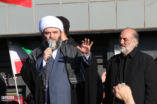 تجمع سوگواران رهبر شهید انقلاب در مقابل دانشگاه تهران