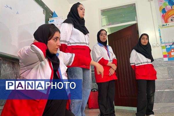 مانور تخلیه اضطراری و آمادگی برای لحظات بحرانی در مدرسه معراج بهارستان‌دو