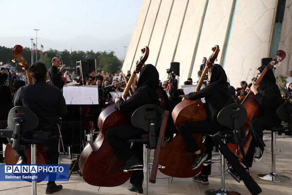 اجرای ارکستر سمفونیک تهران در میدان آزادی