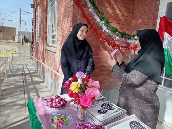 تقدیر از دانش آموزان معتکف دبیرستان مادر مهربان خلیل آباد
