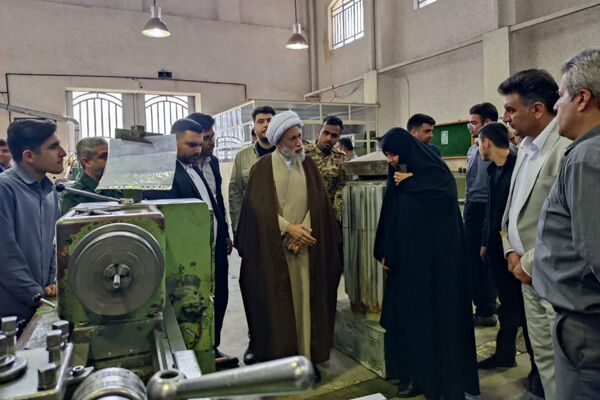 بازدید نماینده ولی فقیه استان فارس از هنرستان طالقانی در آستانه هفته بسیج