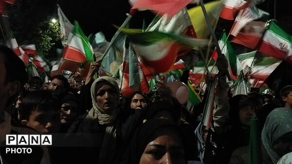 دختران نیشابوری در صف اول تجمعات-۲