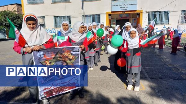 دانش آموزان دبستان بی بی کیا در راهپیمایی ۱۳ آبان